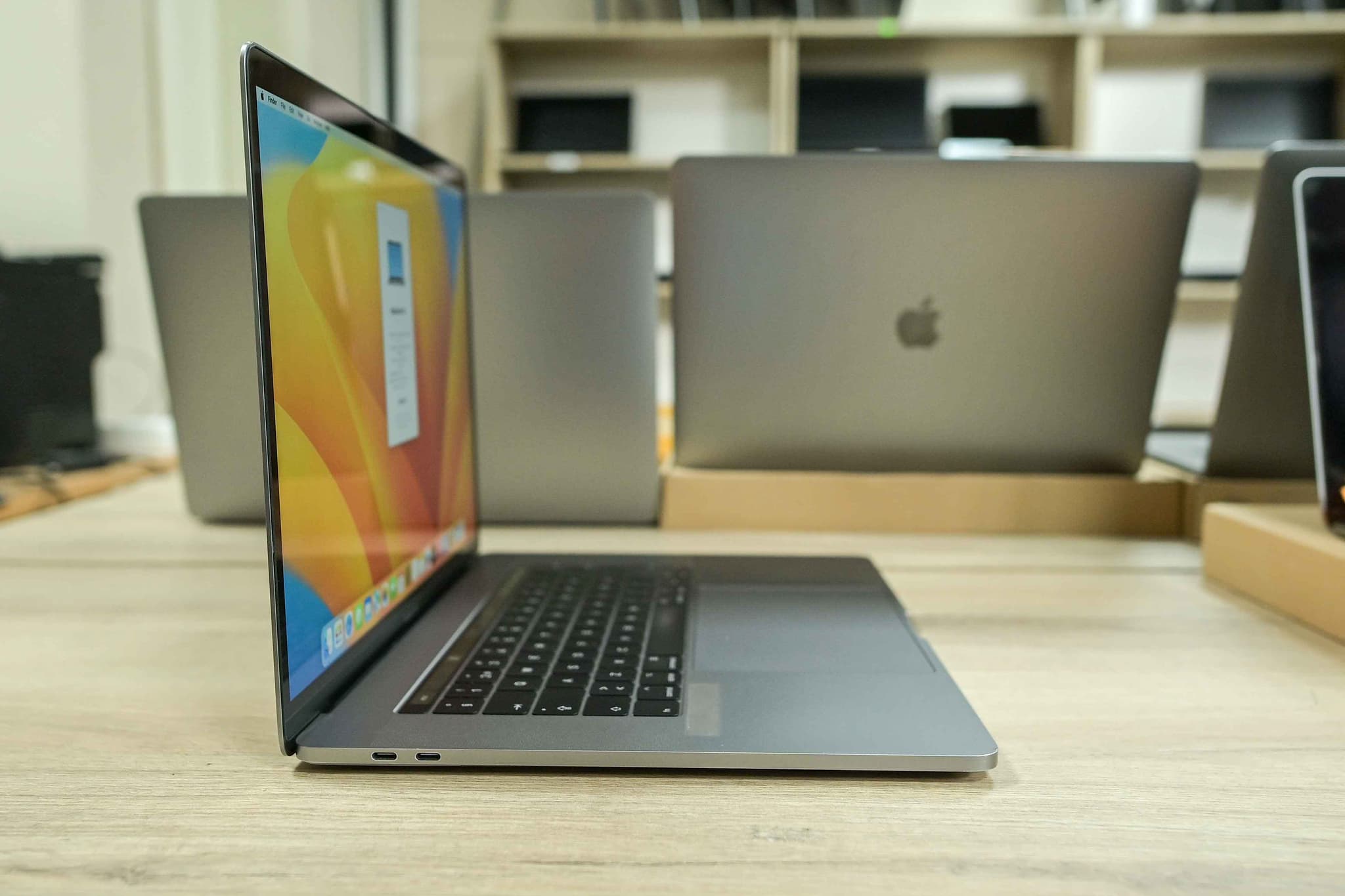 Apple Macbook Pro A1707 2017 image 2