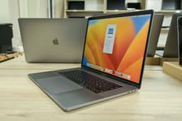 Apple Macbook Pro A1707 2017 image 3