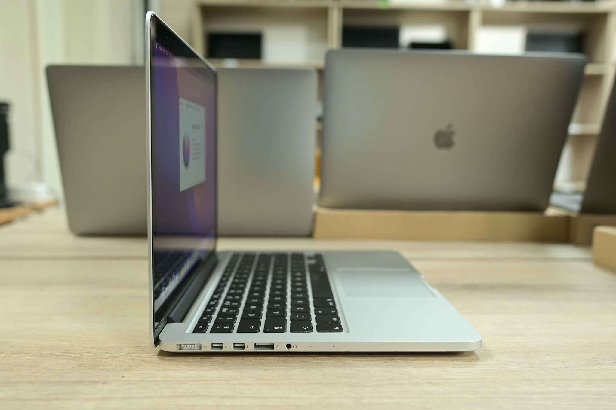 Apple Macbook Pro A1502 2015 image 2