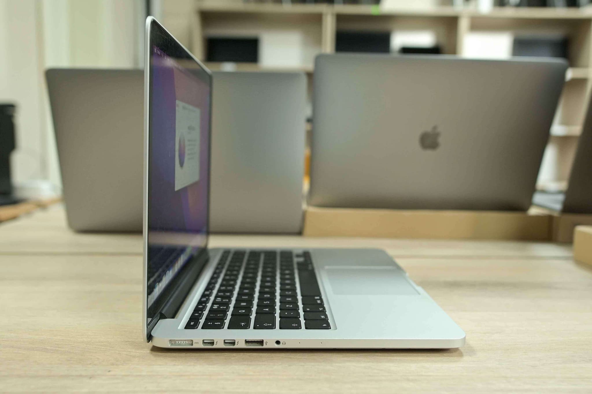 Apple Macbook Pro A1502 2015 image 2