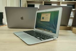 Apple Macbook Pro A1465 2014 image 4