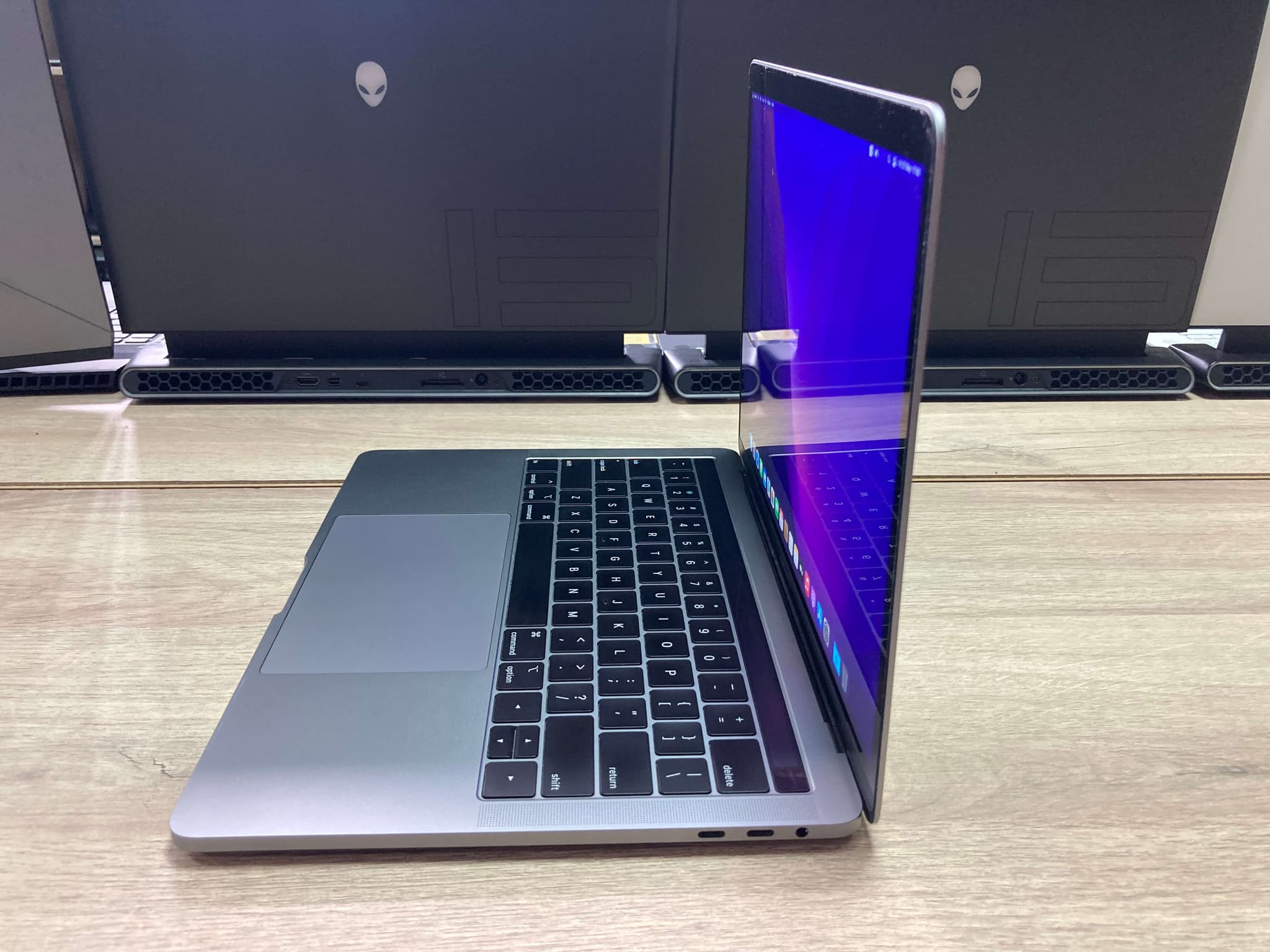 Apple Macbook Pro 13 2018 A1989 image 1