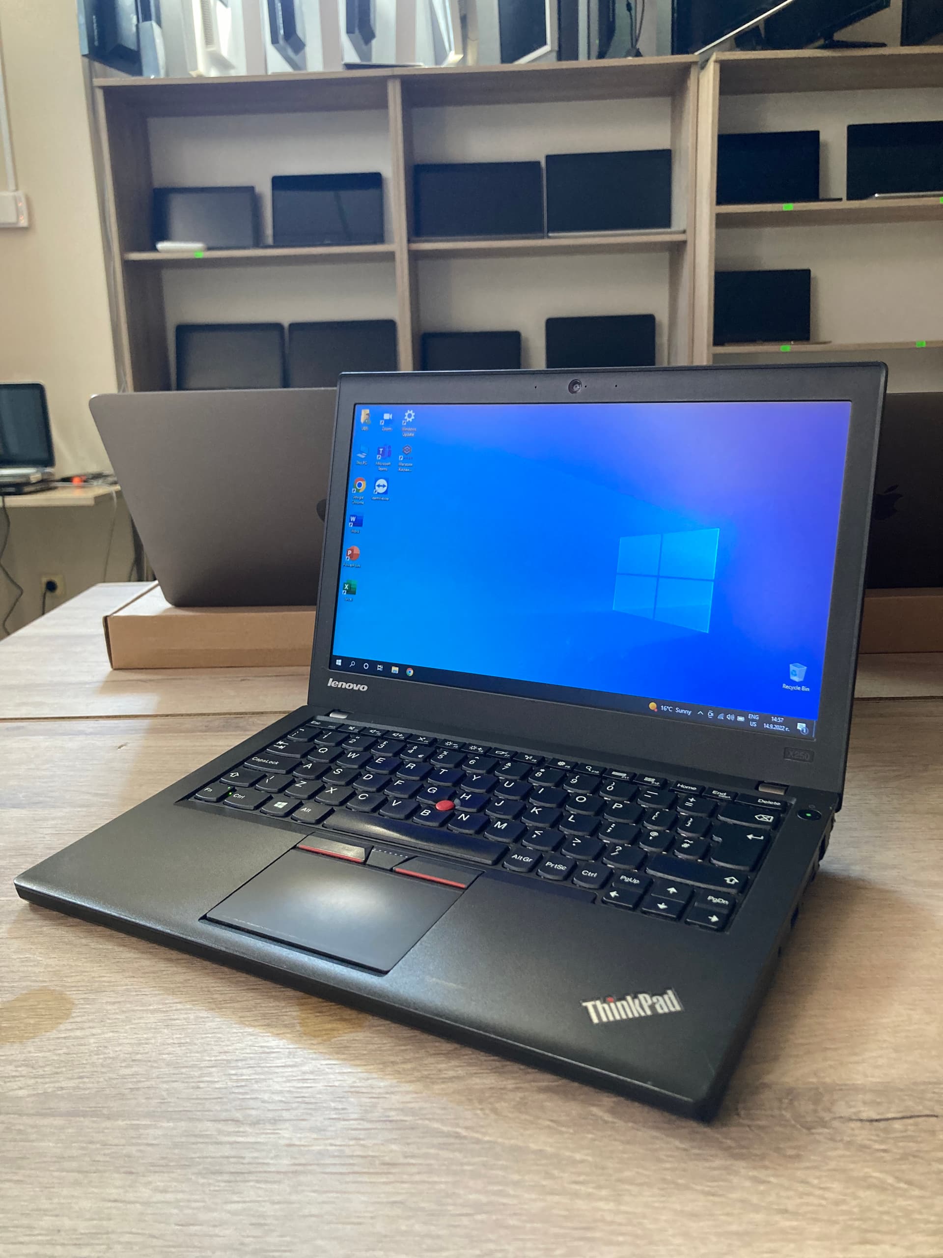 Lenovo ThinkPad X250 image 2