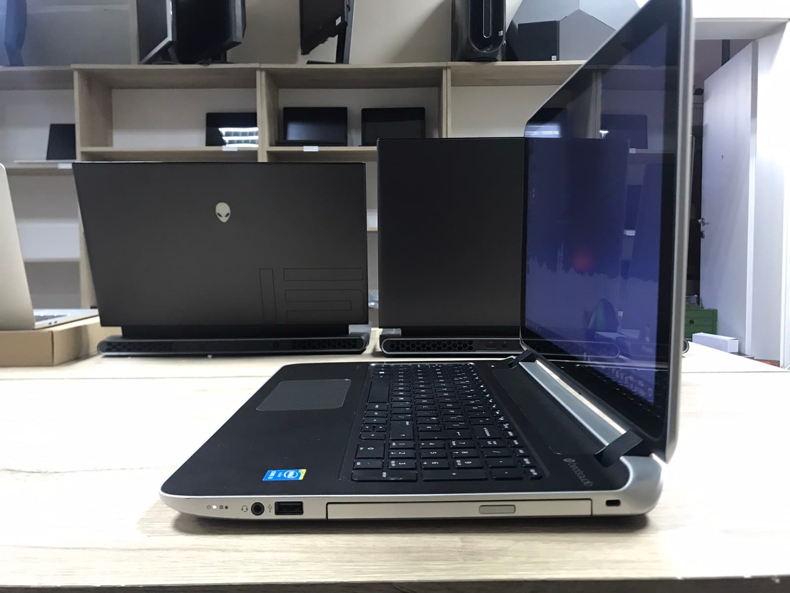 HP PAVILION 15-P image 2